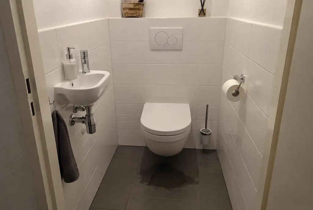 Lekdetectie Naarden – natte vloer bij een toilet