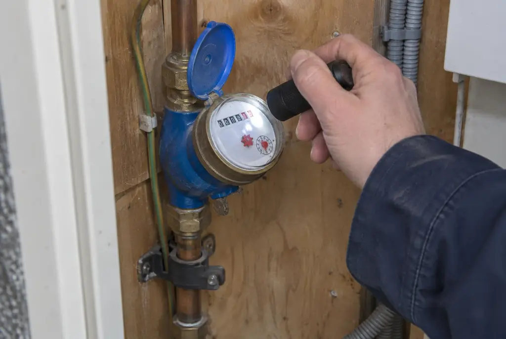 Lekdetectie Naarden – watermeter in de meterkast controleren met een zaklamp